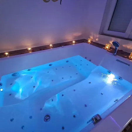 Apartment Romantic Getaway With Jacuzzi And Sauna